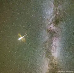 Bright meteor streaks across the Milky Way