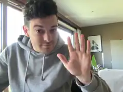 man holding up five fingers