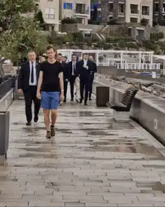 Alexei Navalny walking with bodyguards