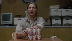 Travis Bickle drinks beer