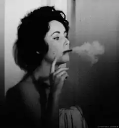 Elizabeth Taylor smoking and smiling