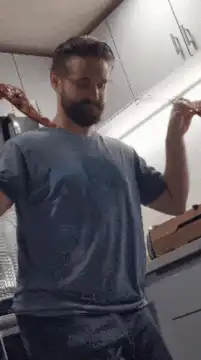 Chris Hemsworth eating pizza