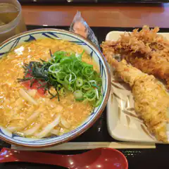 Bowl of udon soup with tempura