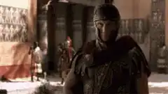 Gladiator Marcus Maximus turns around