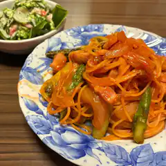 Spaghetti with vegetables and salmon