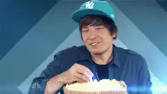 Man eating popcorn with NY hat