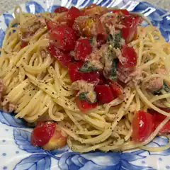 Spaghetti with tomatoes and tuna