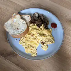 scrambled eggs toast and mushrooms