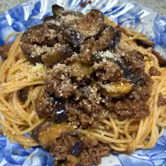 Spaghetti with meat sauce and eggplant