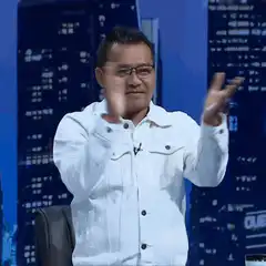 Man in white jacket clapping