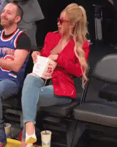 Beyonce eating popcorn at concert