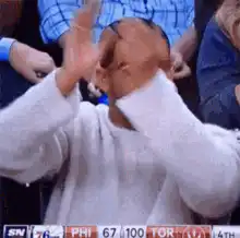 Drake clapping at basketball game