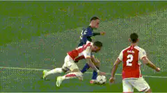 Football player gets tackled and falls
