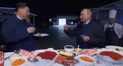 Xi Jinping and Vladimir Putin toast with food
