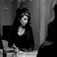 Amy Winehouse singing in mirror