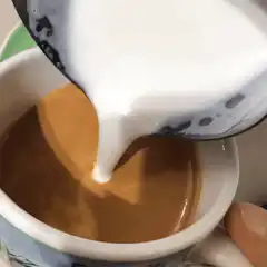 Latte art heart pour