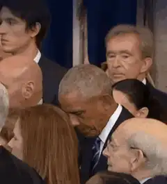 Obama looks around at inauguration crowd