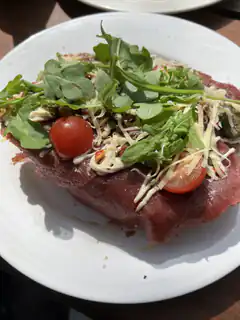 raw tuna steak with arugula and tomatoes