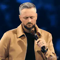 Comedian says no with wide eyes