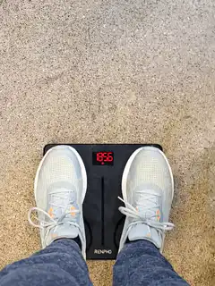 feet on scale showing 185.6