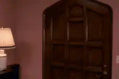 Jerry opens door to see Kramer with flowers