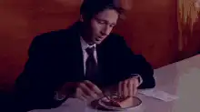 Mulder cuts the pie and asks about UFOs