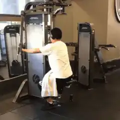 Man doing reverse flyes on gym machine