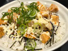 Salmon rice bowl with sauce and green onions
