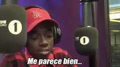 Kid in red hat says Me parece bien