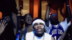 Nelly singing with crowd