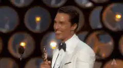 Matthew McConaughey holding Oscar smiling