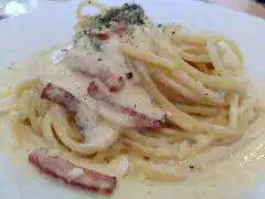 creamy carbonara pasta with bacon