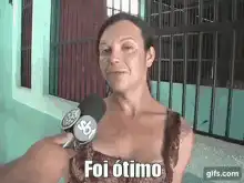 Woman says 'Foi ótimo' during interview
