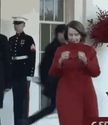Jacqueline Kennedy puts on sunglasses