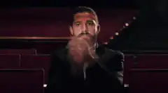 Gerard Butler clapping in a theater