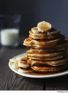 Pancakes with bananas and syrup
