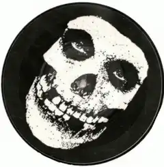 Rotating white skull on black plate