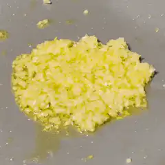 Sizzling minced garlic in oil