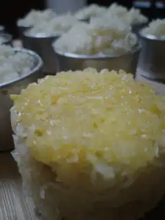 sticky rice with mango topping