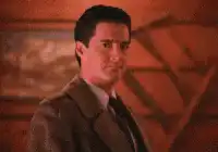 Dale Cooper gives a thumbs up