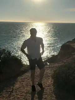 Man does a split on a cliff
