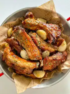 Baked ribs with garlic