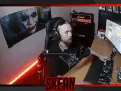 Gamer gets shocked by keyboard