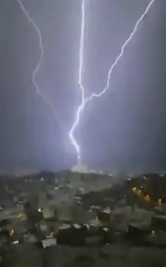 Massive lightning strikes Taipei 101