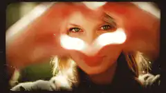 Taylor Swift heart hands