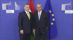 Orban and Juncker shake hands