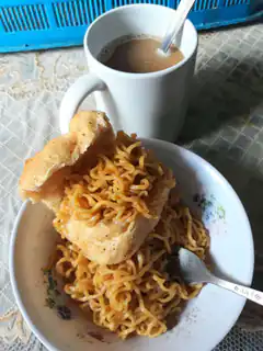 instant noodles with bread and tea