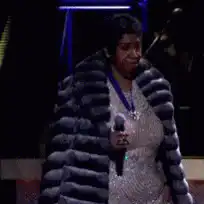 Aretha Franklin removes fur coat on stage