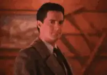 Dale Cooper gives a thumbs up