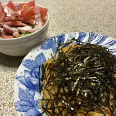 Japanese noodles with seaweed and salad